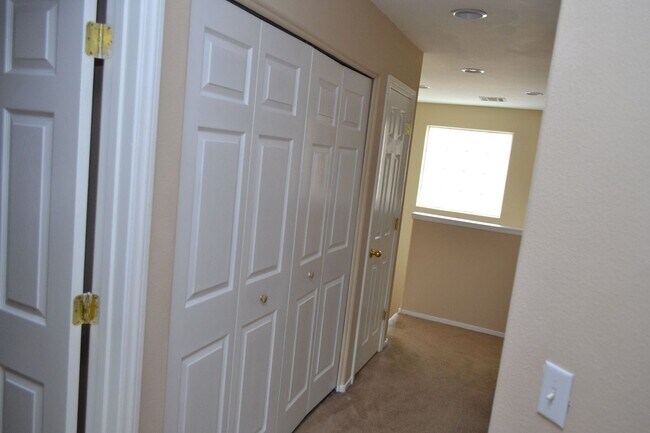 Building Photo - SW - 3 BEDROOMS PLUS LOFT SPACE