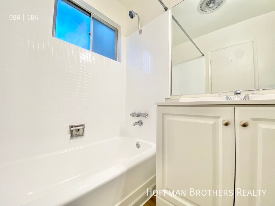 Building Photo - 1140 N Clark St