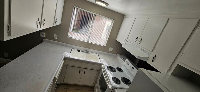 Building Photo - 2010 18th St