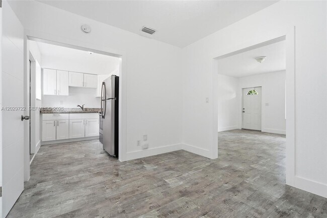 Building Photo - 8430 Crespi Blvd