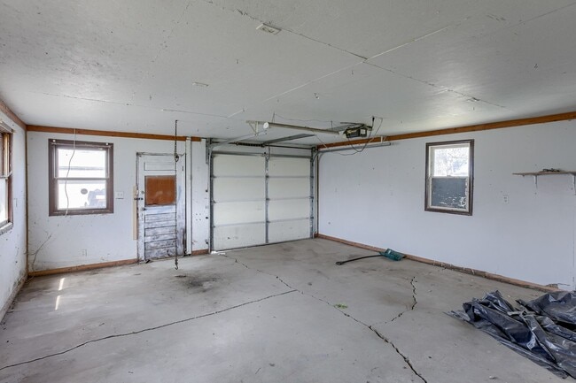 Building Photo - 3Bed 2Bath with 3 Stall Garage!