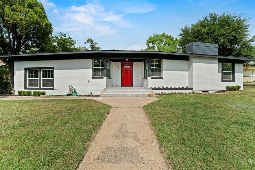 Building Photo - 1910 Danube Dr