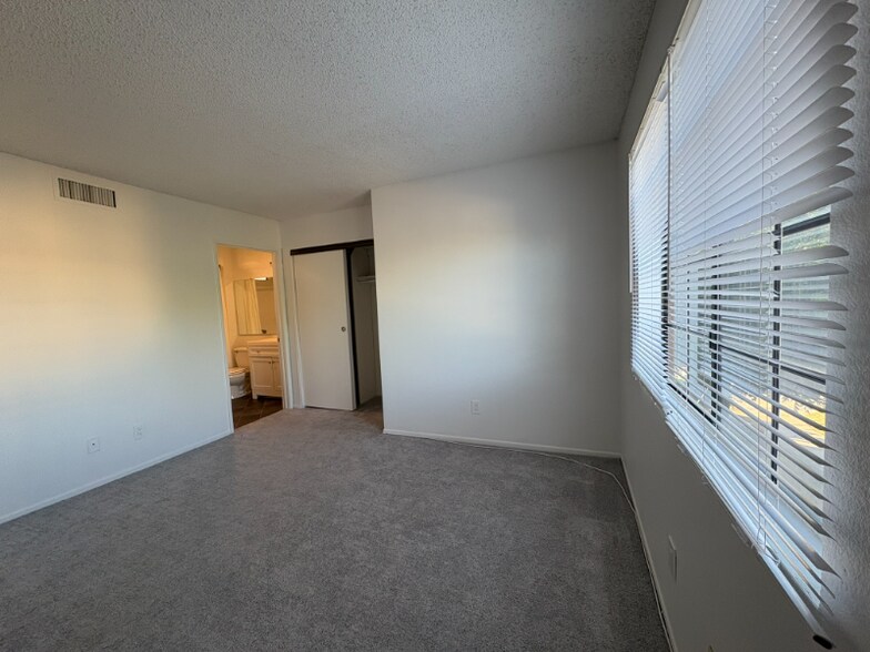 Building Photo - 6400 Kraft Ave