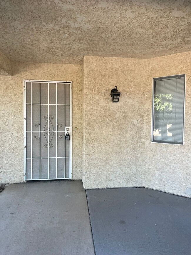 Building Photo - 3 bedroom 2 bathroom Home in the City of Victorville!