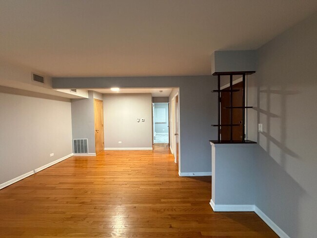 Building Photo - 5009 N River Rd