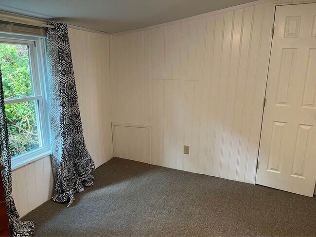 Building Photo - Two bedroom in the Bentworth School DIstrict!