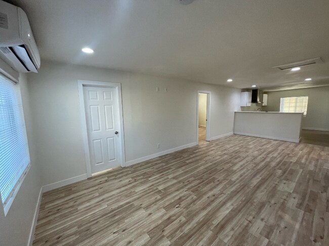 Building Photo - 542 E Barnard St