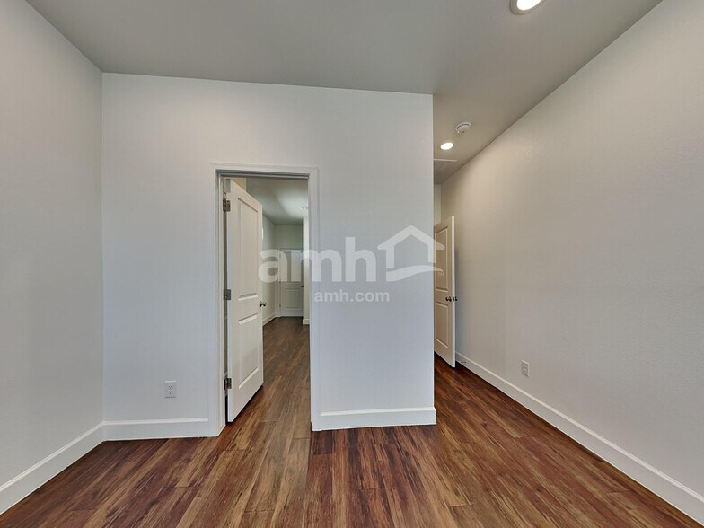 Building Photo - 6628 S 42nd Dr