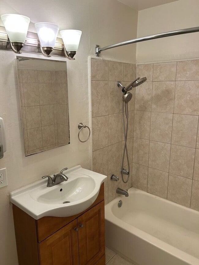 Building Photo - REALLY NICE UPSTRS 1BD 1BA FOR LEASE!
