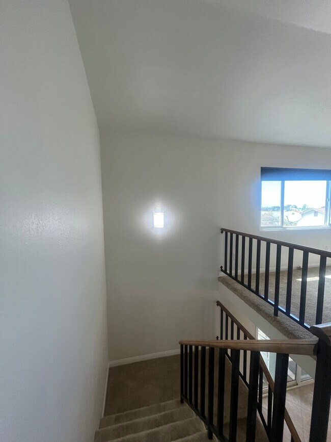 Building Photo - 613 Santa Paula St