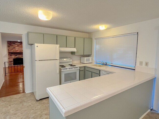 Building Photo - Charming 3bd/2bth Rambler in Tam o'Shanter in Redmond $3,795/mo