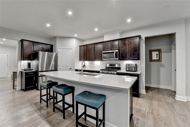 Building Photo - 811 Pineberry Ct