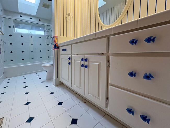 Building Photo - Gated Sound view home Des Moines area, 4 bed plus den 2.5 bath 3900 s/f, Available NOW!!!