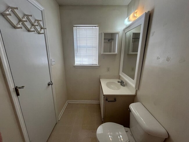 Building Photo - End Unit Townhouse, 3 Bed, 3 Bath