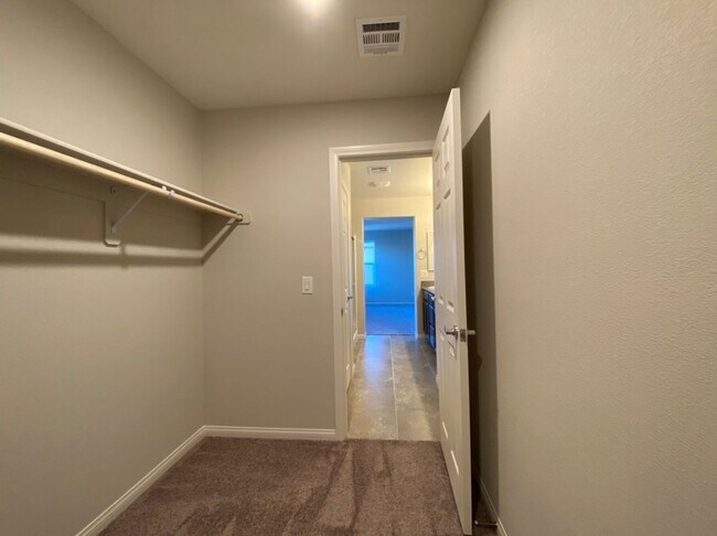 Building Photo - 4 BED 2.5 BATH 2 CAR GARAGE,  LARGE CORNER...