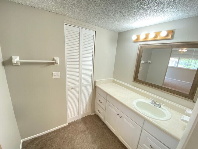 Building Photo - SANDY COVE CONDO - 1BR/1BA WITH BALCONY