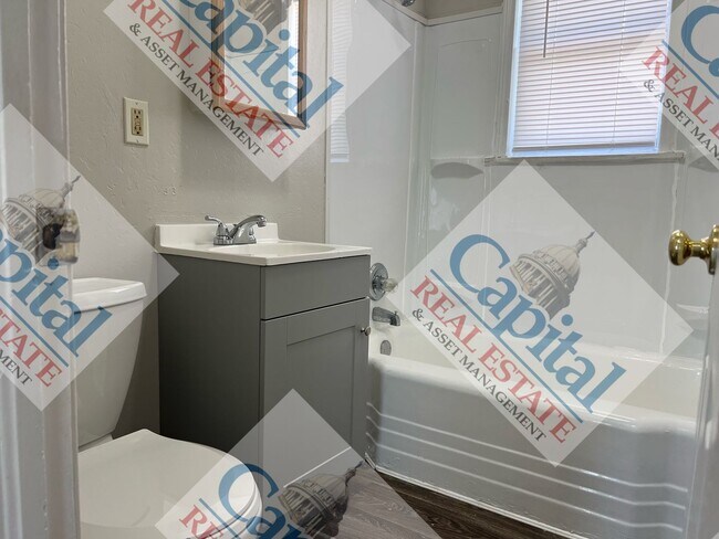 Building Photo - Charming 2 Bedroom