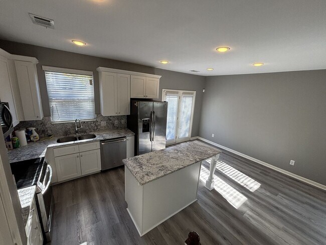 Building Photo - Gated Private Community! Spacious 3 Bedroom and 2.5 Bath End Unit Townhome