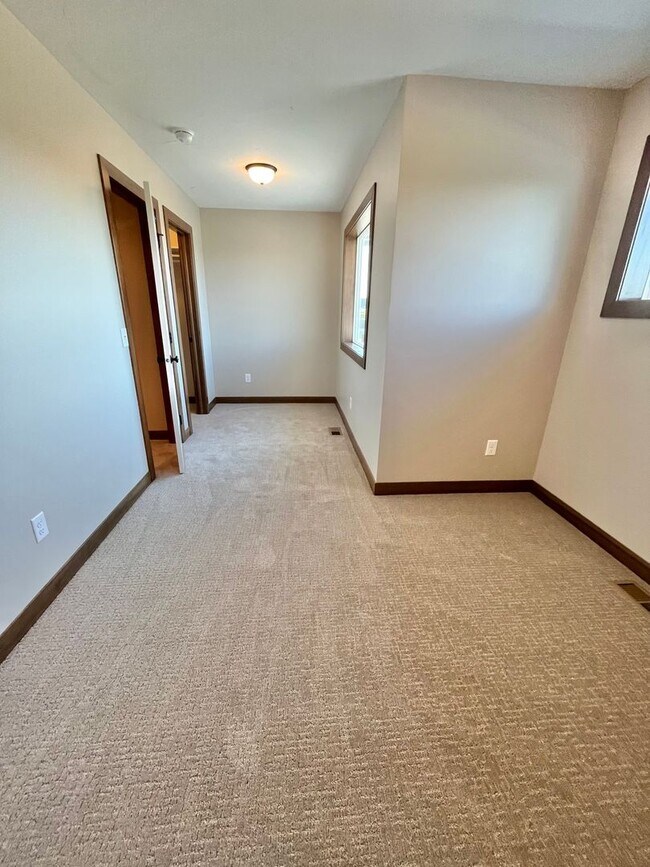 Building Photo - Stunning 5 Bed/2.5 Bath Twinhome For Rent in West Sioux Falls!
