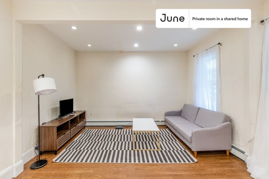 Building Photo - Room in Shared 3 bed/1 bath home