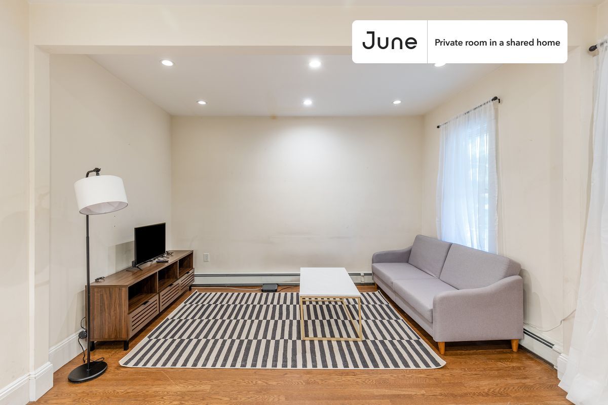 Building Photo - Room in Shared 3 bed/1 bath home