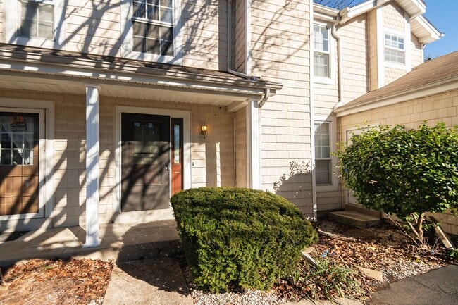 Building Photo - Spacious 2-Bedroom, 2.5-Bathroom Home