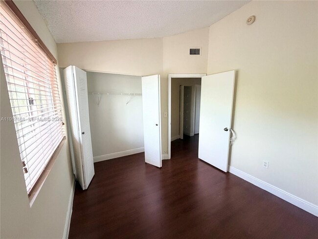 Building Photo - 6205 SW Kendale Lakes Cir