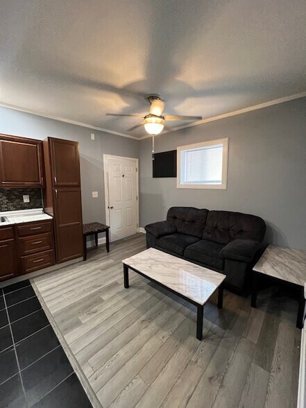 Building Photo - 215 Cherry St