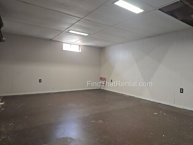 Building Photo - Available Immediately! Pet friendly, 2 car...