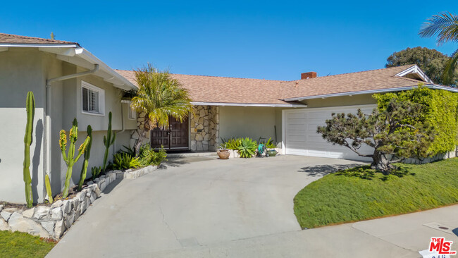 Primary Photo - 4246 Cloverdale Ave