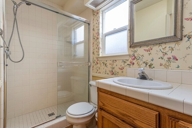 Building Photo - Well maintained 2 bedroom home