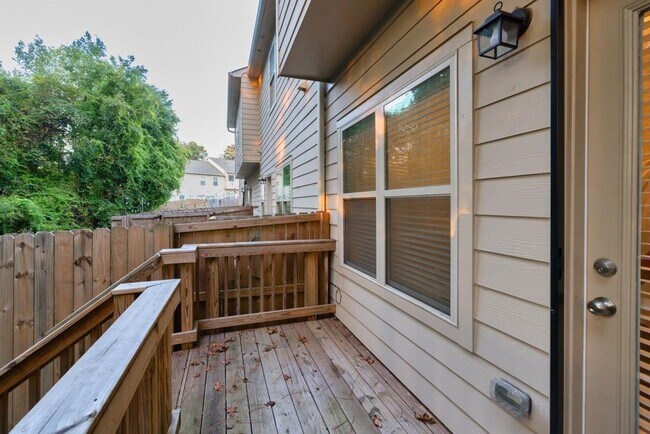 Building Photo - 2570 Castellan Dr
