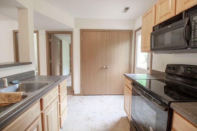 Building Photo - 2119 N Ballenger Ln