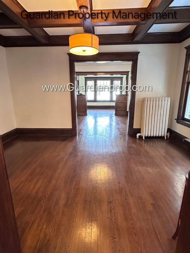 Building Photo - Spacious Condo With Office, Dishwasher, 1 Parking Space, Hardwood Floors, Free Laundry