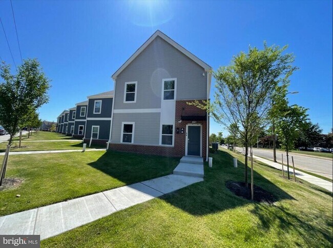 Building Photo - 5908 Arizona Ave