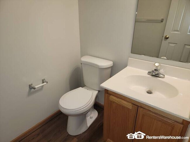 Building Photo - Available now! A gorgeous 2 bedroom, 1 1/2 bath end unit townhome in Farmington!