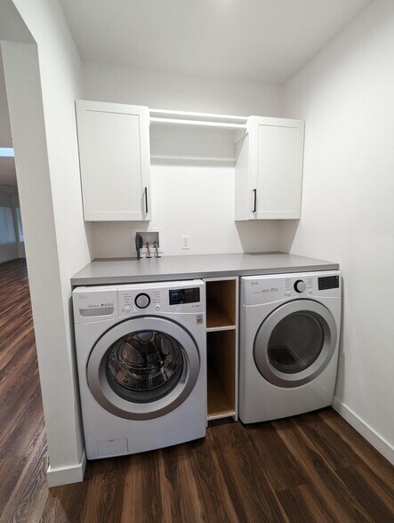 Building Photo - 4466 Sherman Oaks Cir