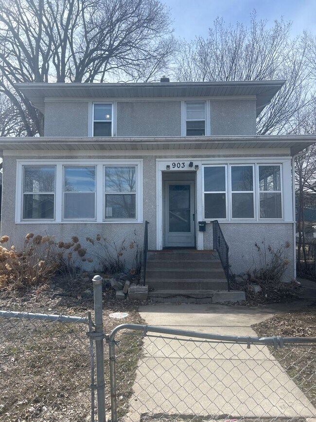 Building Photo - Gorgeous single family home! 4 Bed 2 Bath House Available 10/01/24
