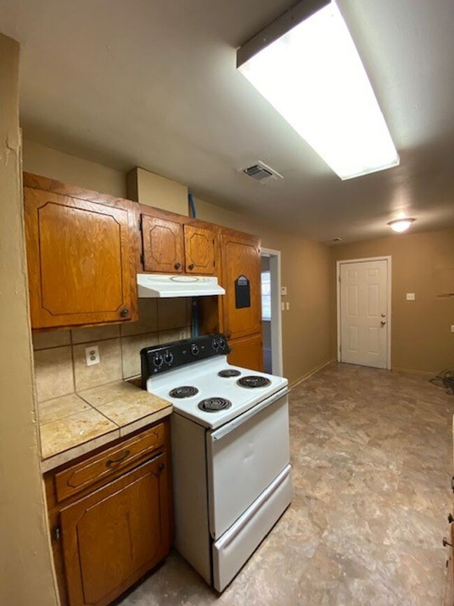 Building Photo - Cozy 3-bedroom, 1.5 bath for lease in west...