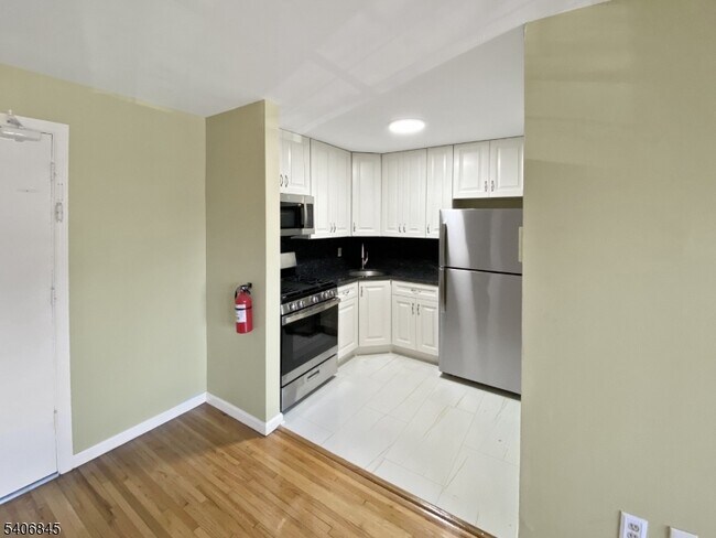 Building Photo - 605 Grove St