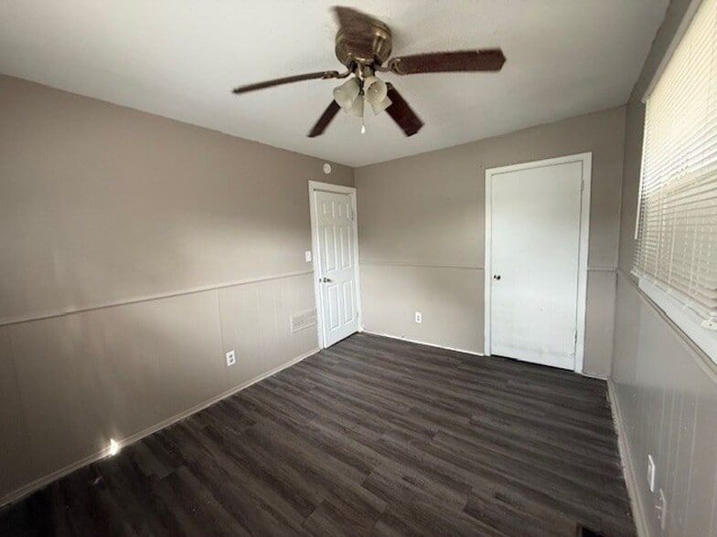 Building Photo - LARGE 4BR ONE LEVEL HOME WITH A GREAT FLOORPLAN.  TONS OF SPACE!