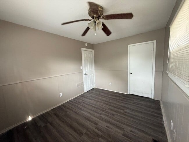 Building Photo - LARGE 4BR ONE LEVEL HOME WITH A GREAT FLOORPLAN.  TONS OF SPACE!