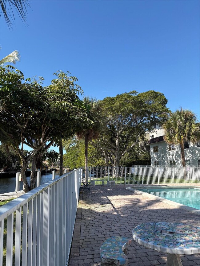 Building Photo - 101 SE 6th Ave