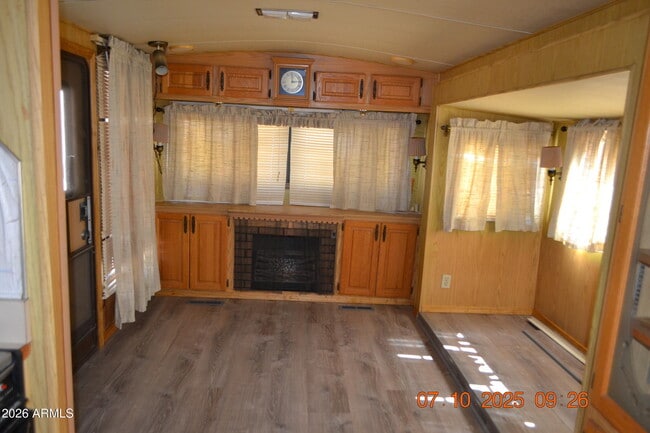 Building Photo - 677 S Warner Dr