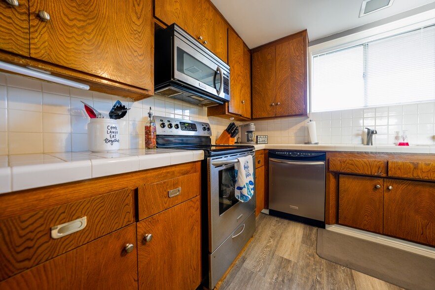 Fully furnished Kitchen - 1054 E 2nd St