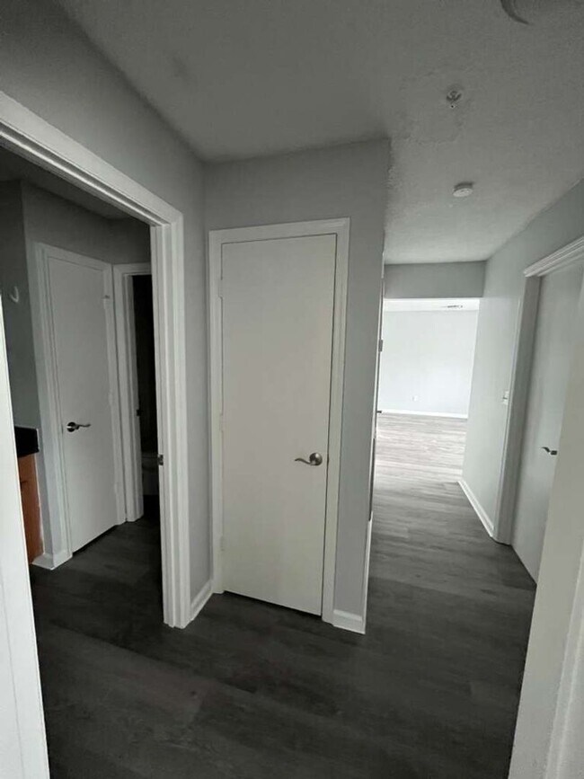 Building Photo - Cute 2 bedroom 1 bathroom condo! Freshly painted! New flooring!