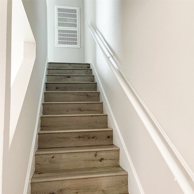 Building Photo - 8718 Victorian Village Dr