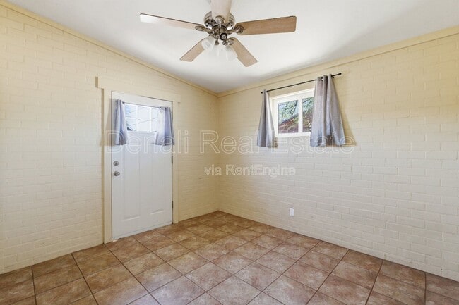 Building Photo - 3226 E Bermuda St