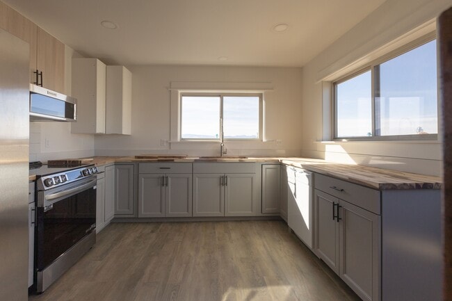 Building Photo - 546 Alaska Frontage Rd