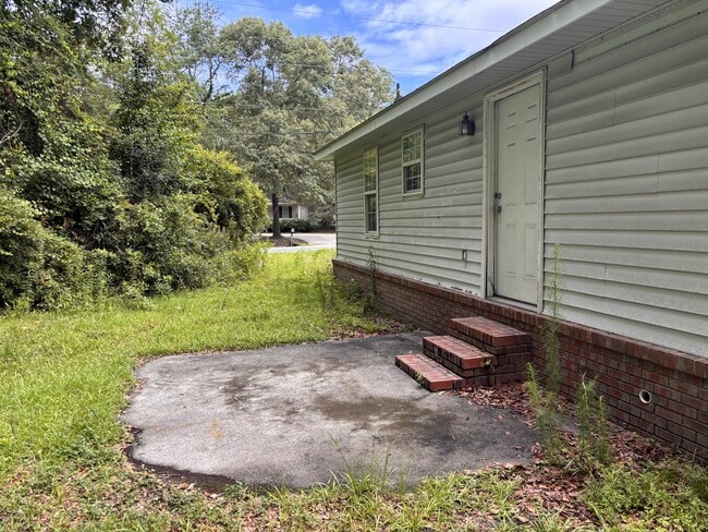 Building Photo - 201 Maderia Ct